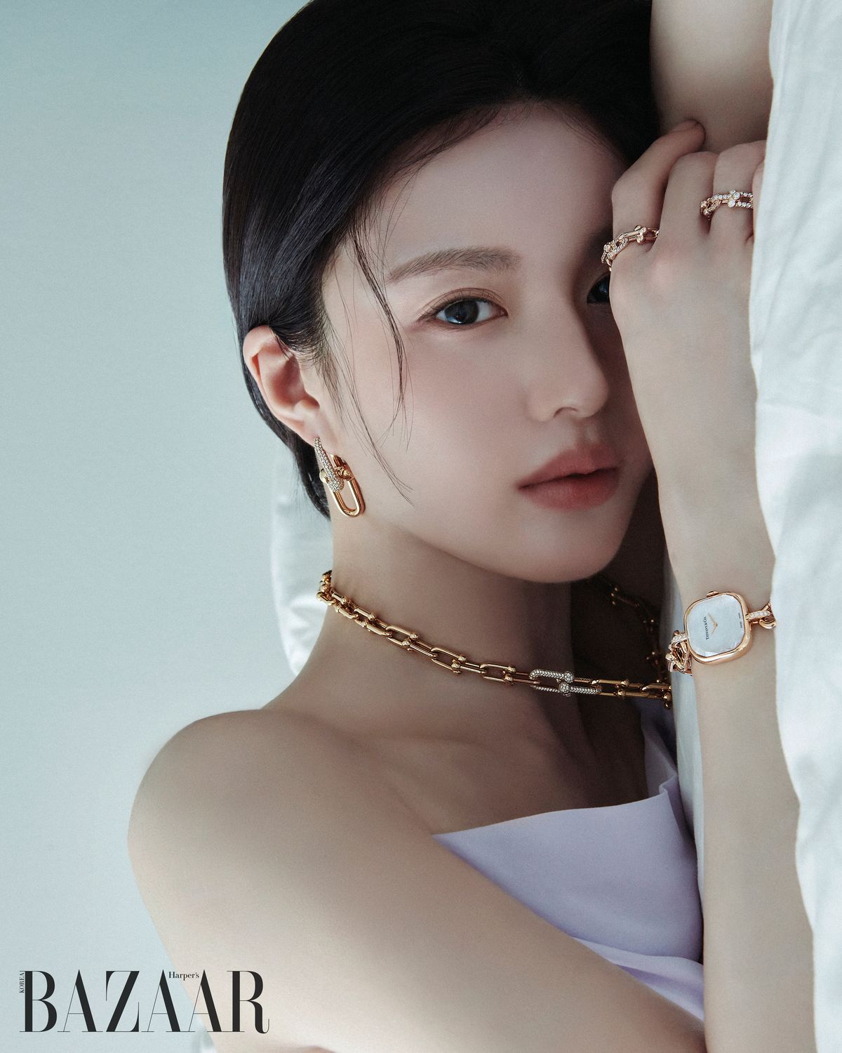 로즈 골드에 다이아몬드를 세팅한 라지 링크 이어링, 미디엄 링크 네크리스, 검지와 약지에 착용한 스몰 링크 링, 머더오브펄 다이얼을 장착한 워치는 모두 ‘티파니 하드웨어’ 컬렉션 Tiffany & Co..