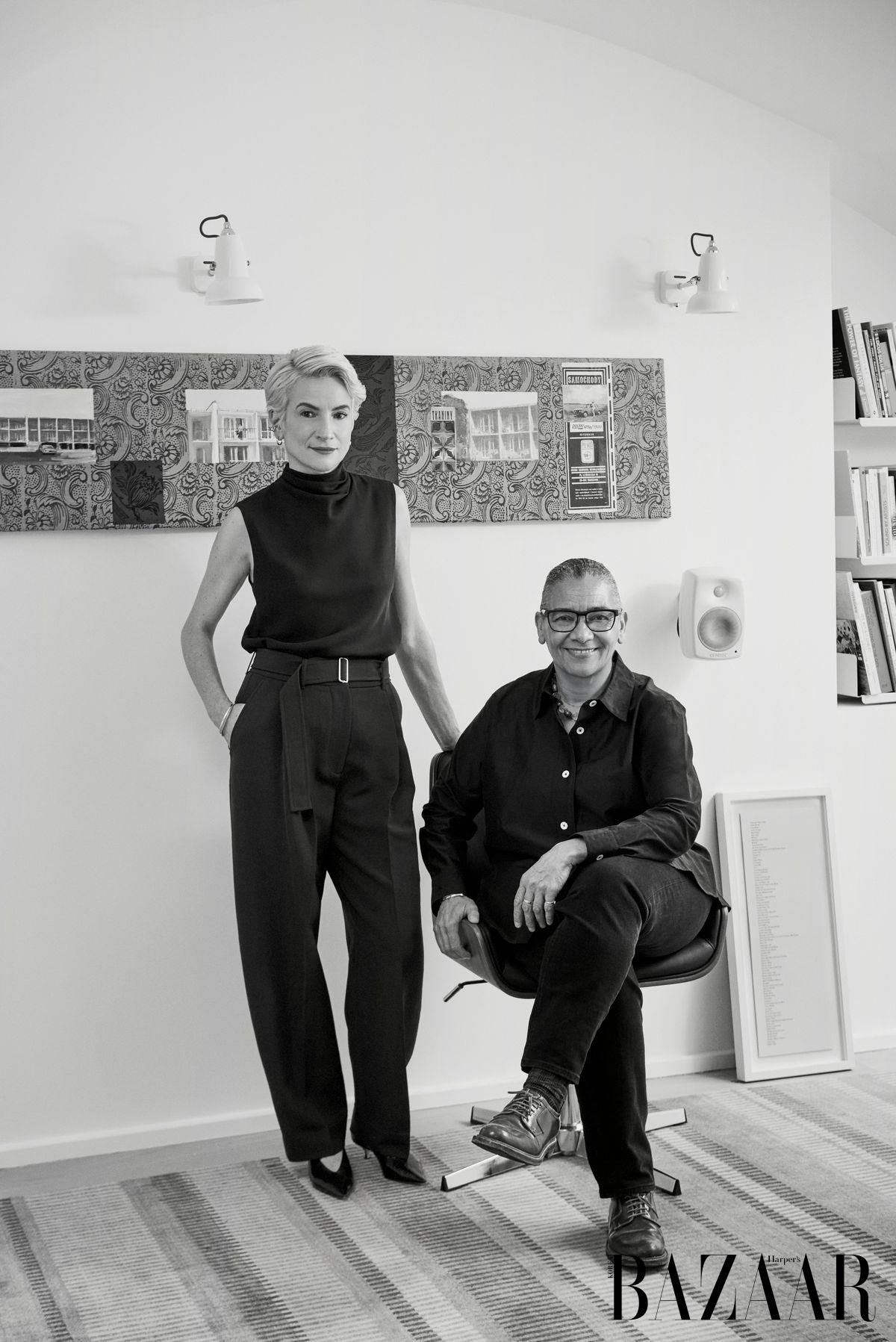 마그다 스타바르스카의 새 작업실에서. 스타바르스카가 입은 실크 톱은 Me+Em. 울 팬츠는 Studio Nicholson. 가죽 힐은 Le Monde BÉRYL. 이어커프는 Otiumberg. 팔찌는 개인 소장품. 루바이나 히미드가 착용한 옷들은 모두 히미드 개인 소장품.