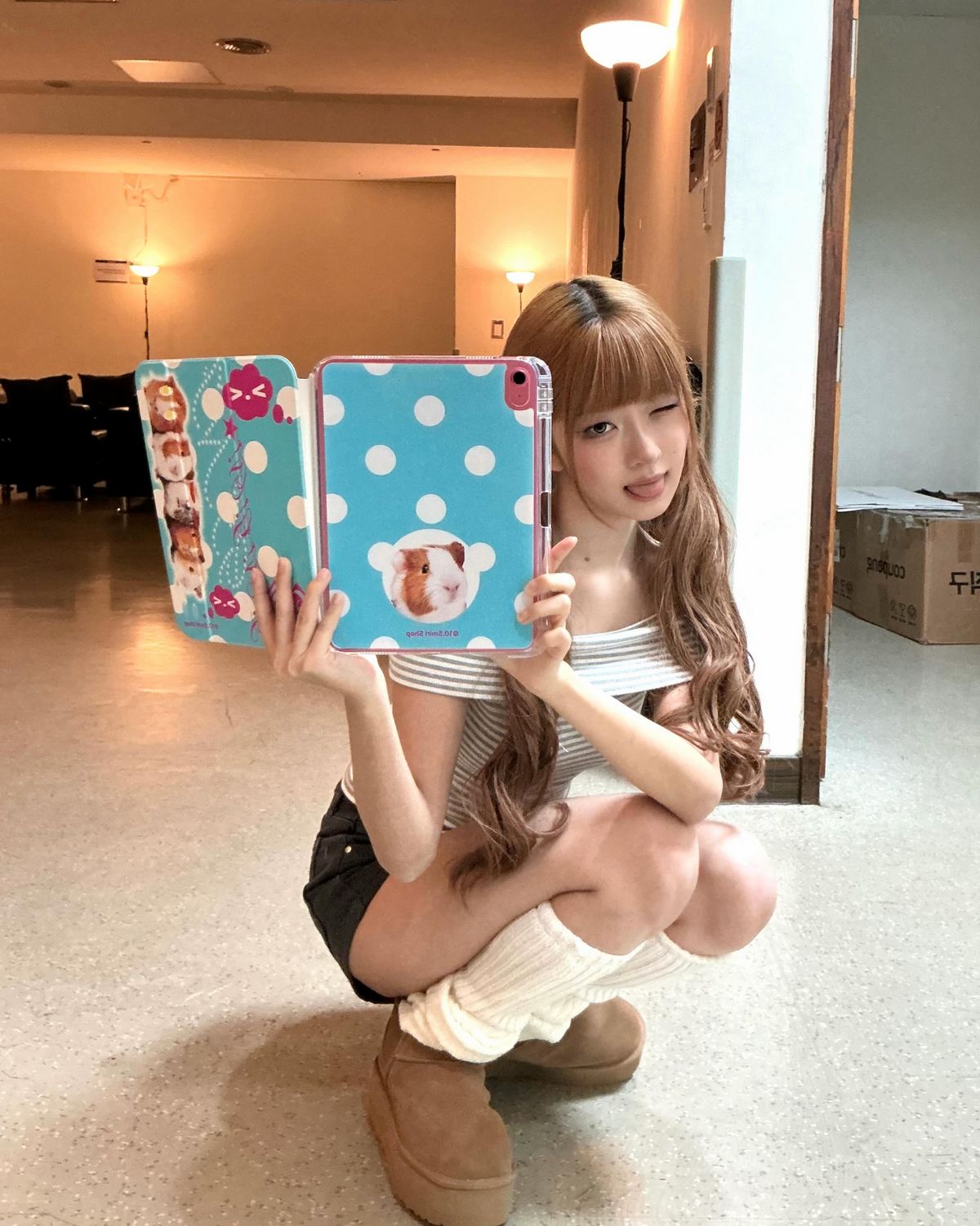 레그 워머를 더해 자신만의 스타일로 어그 부츠를 소화한 레이. /@reinyourheart