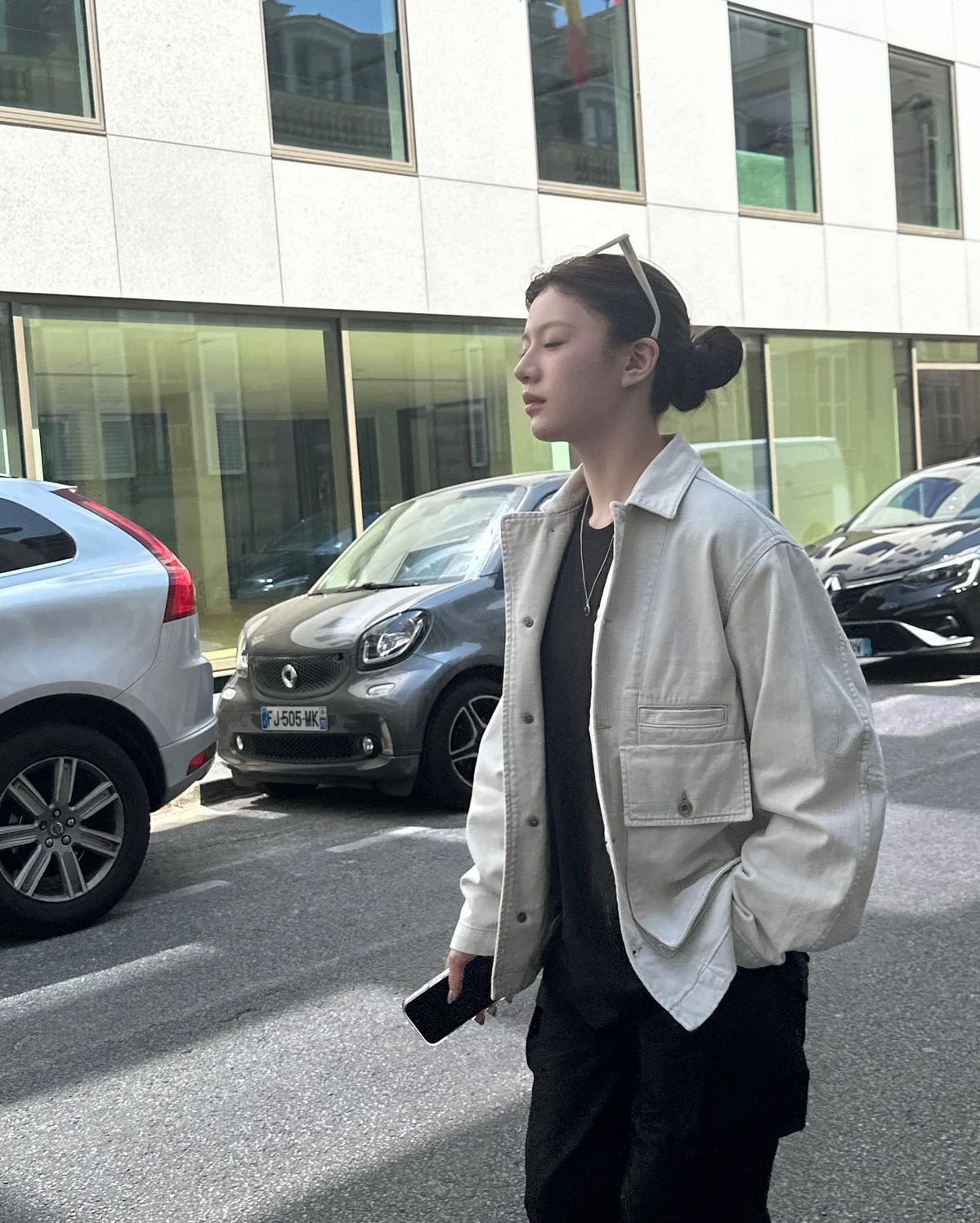 아이보리 컬러의 워크 재킷에 간결한 블랙 탑과 팬츠를 매치해 심플하면서 우아한 분위기를 완성한 고윤정. /@goyounjung