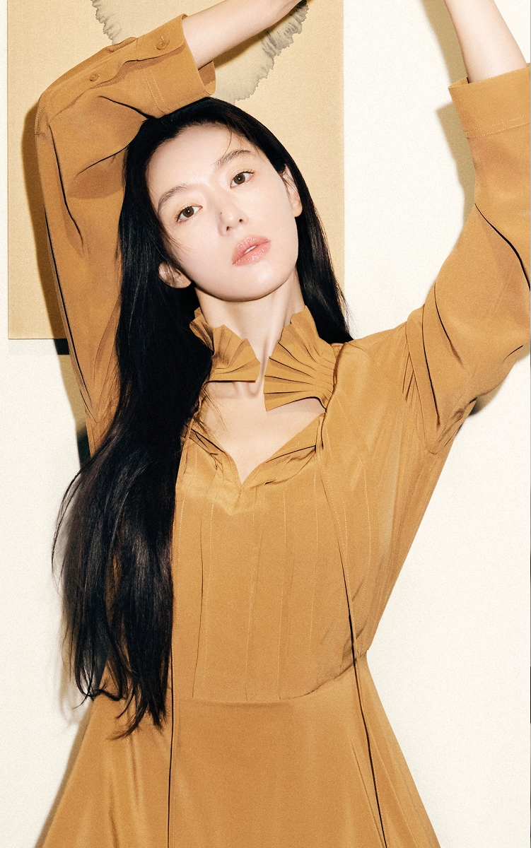 '바자' 코리아 창간 30주년 기념호를 장식한 전지현
