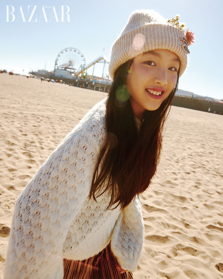 스웨터, 스커트는 Molo. 비니는 스타일리스트 소장품.