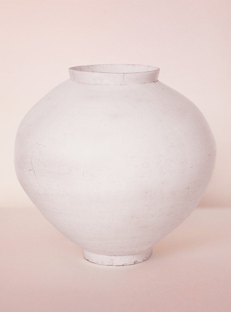 <AAM 01>, 2011, C-print, 154.0x123.0cm image; 197.0x158.0cm sheet. ⓒ Koo Bohnchang