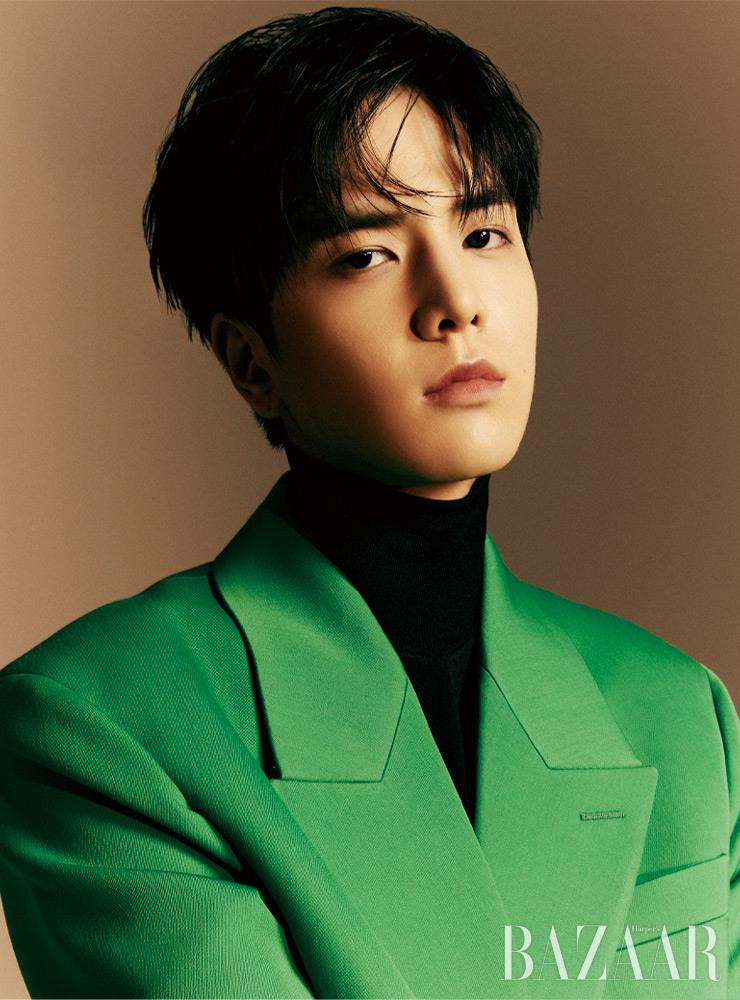 재킷, 톱은 Bottega Veneta.