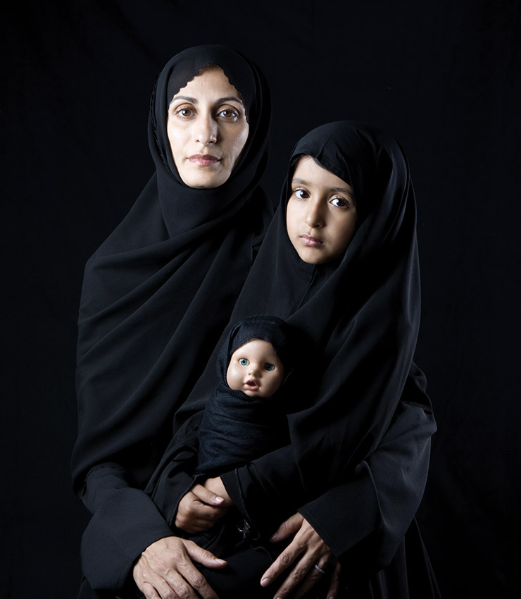 Boushra Almutawakel, <Mother, Daughter, Doll>, 2010. 