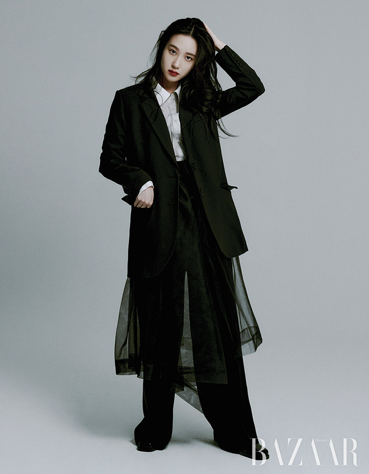 셔츠는 Wmm. 샤 원피스는 Chika Kiscada by Adekuver. 재킷은 Michael Michael Kors. 팬츠는 Frontrow. 슈즈는 & Other Stories. 