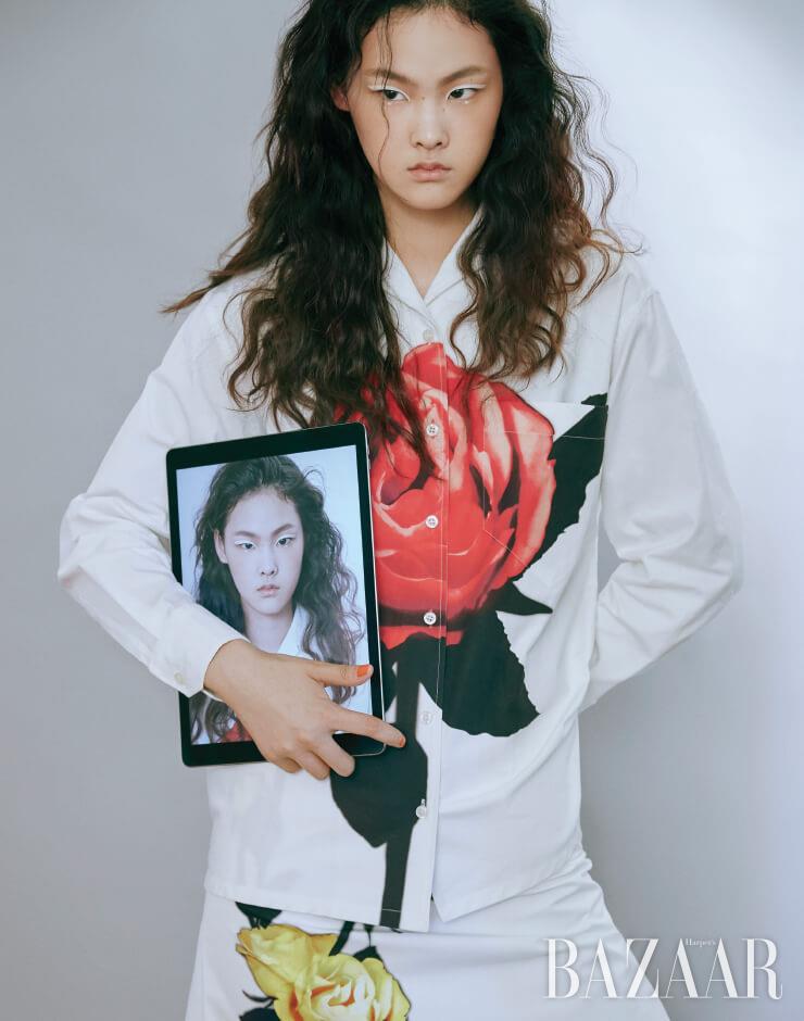 플라워 프린트 셔츠, 스커트는 각각 1백34만원 모두 Prada.