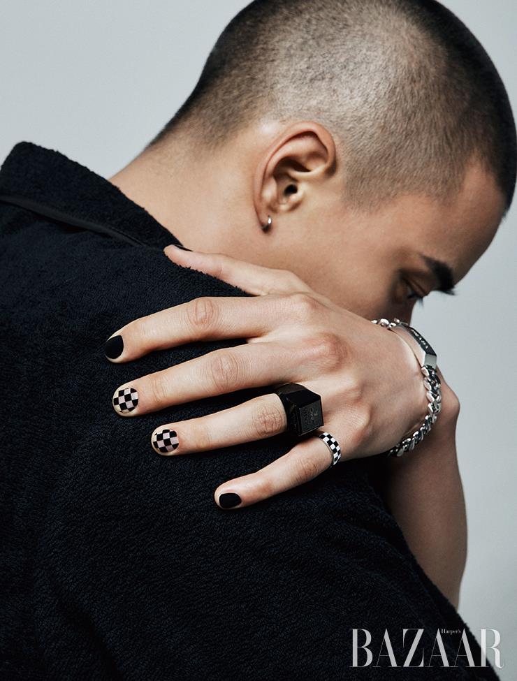 체크 패턴 반지는 Shein. 블랙 로고 반지, 실버 팔찌, 톱은 모두 Prada.