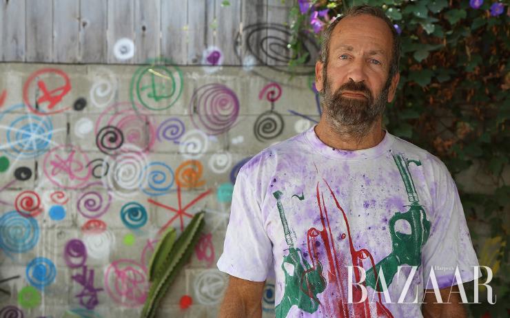  스프레이를 이용한 그라피티 작업에 한창인 케니 샤프. 