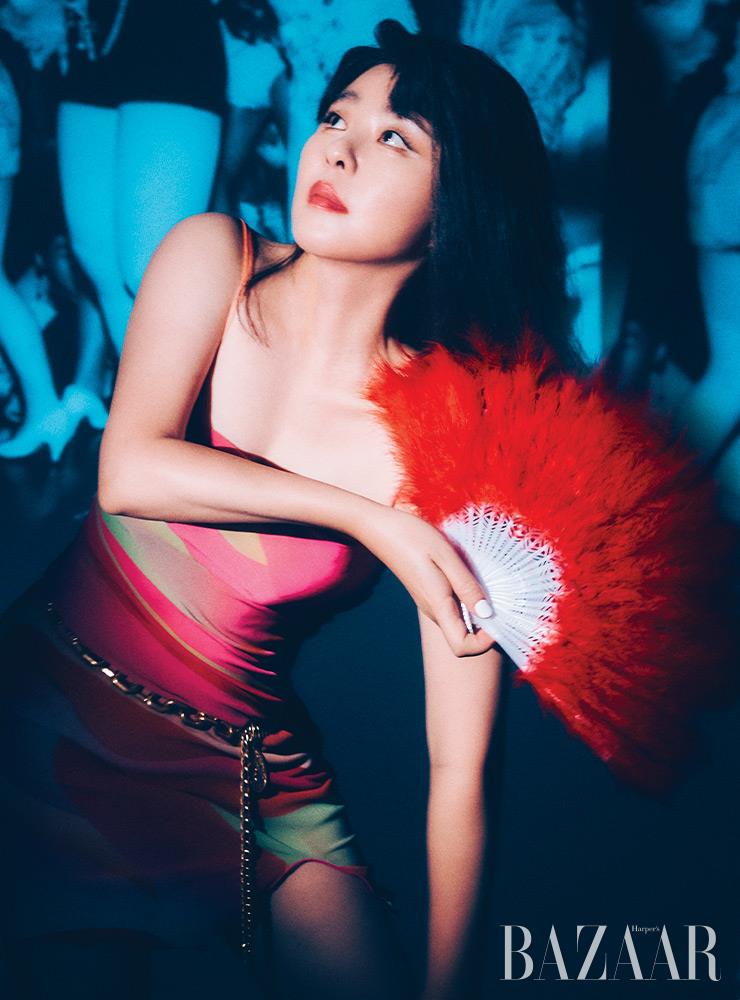 컬러 프린트 미니 드레스는 Expired Girl. 반지는 모두 Hei. 체인 벨트로 연출한 목걸이는 H&M. 펌프스는 Rachel Cox. 