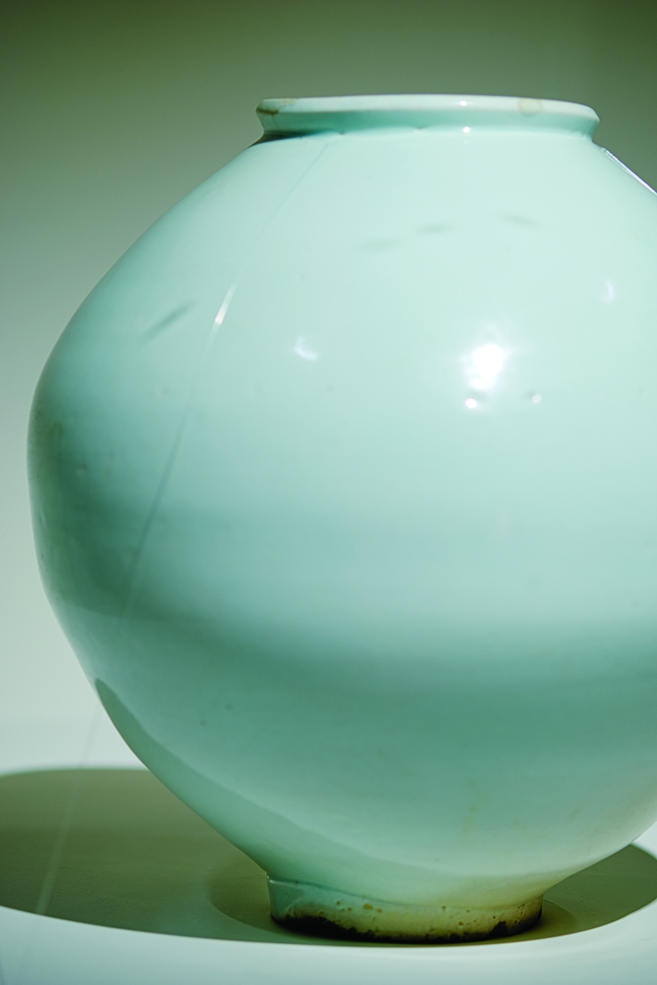 김환기가 사랑했던 조선시대 백자 달항아리. 그의 작품에도 달을 닮은 달항아리, 달항아리를 닮은 달이 종종 등장한다. 말하자면 김환기에게 달항아리란 자연 그 자체였다. <백자대호(김환기 구장)>, 조선 17세기말~18세기 초, 높이 45cm, 개인 소장.