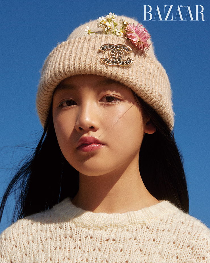 스웨터는 Molo. 비니는 스타일리스트 소장품. 