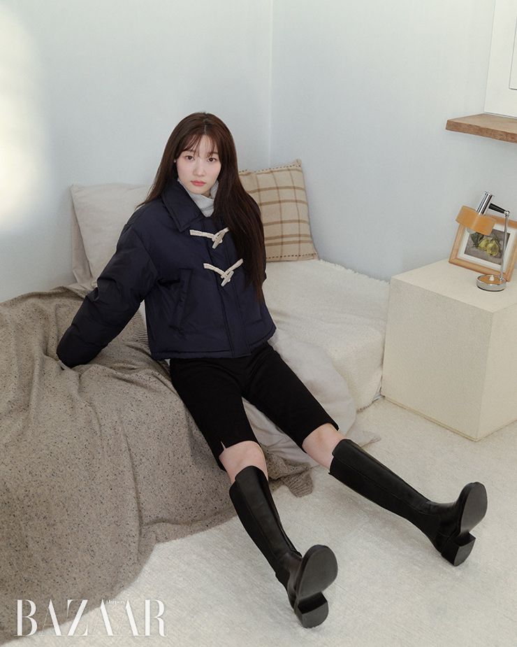 토글 버튼 크롭트 구스다운 점퍼는 45만9천원, 홀가먼트 터틀넥 풀오버는 19만9천원, 슬릿 슬림 미드 팬츠는 19만9천원 모두 On&On.