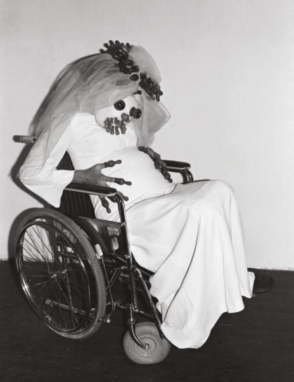 오스트리아관. 레나테 베르틀만, ‘Die Schwangere Braut’, 1978, Schwarz-Weiß-Fotografie auf Barytpapier, diverse Maße. © Renate Bertlmann Foto: Renate Bertlmann