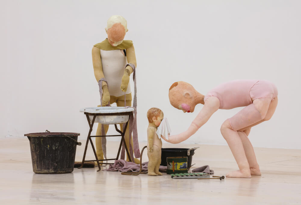 영국관. 캐시 윌크스(Cathy Wilkes), ‘Untitled’, 2012, Mixed media, Dimensions variable, 2017년 10월부터 2018년 3월까지 MoMA PS1에서 열린 Cathy Wilkes 개인전 전시 전경. Image courtesy MoMA PS1. Photo by Pablo Enriquez. Gift of the Speyer Family Foundation and Mrs. Saidie A. May (by exchange) Courtesy of the Artist and The Modern Institute/Toby Webster Ltd, Glasgow