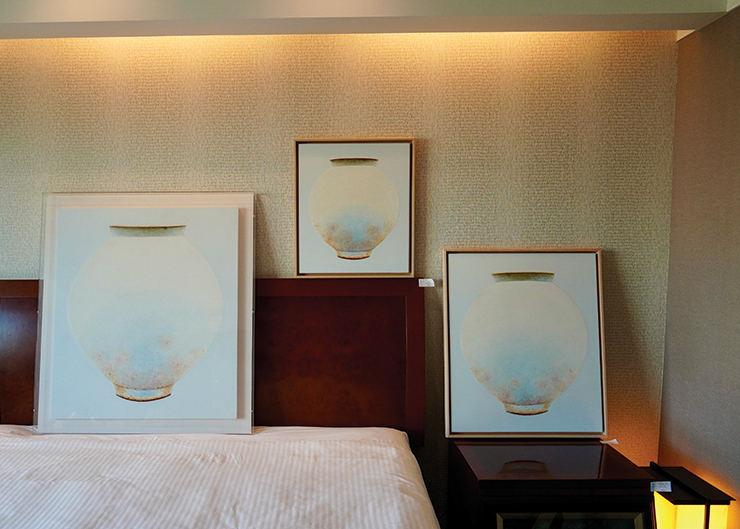 서양화가 김선의 달항아리 (숨결) 시리즈.