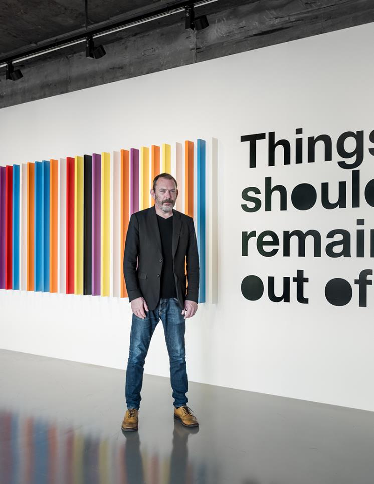 지금보다 컬러풀한 지난 작업 앞에 선 리암 길릭. 