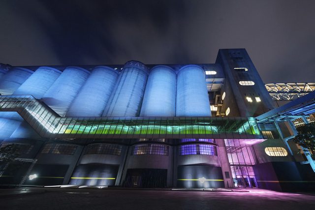 민생부두의 거대한 창고 외관