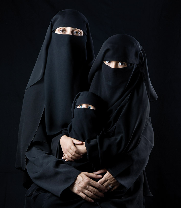 Boushra Almutawakel, <Mother, Daughter, Doll>, 2010. 