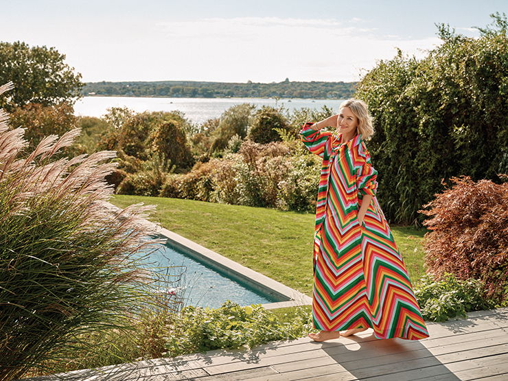 풀장 옆에서. 드레스는 Valentino.