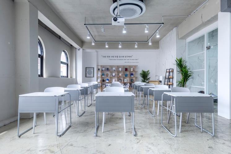 교육, 커뮤니티, 강연이 이루어지는 2층 공간
