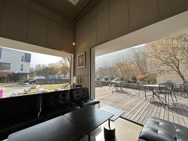 안밖의 소리와 풍경을 모두 품는 미술관 카페