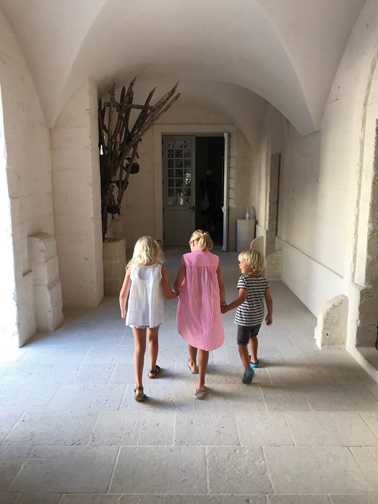 “아이들이 너무 빨리 크고 있다. 지난 여름 이탈리아에서.”