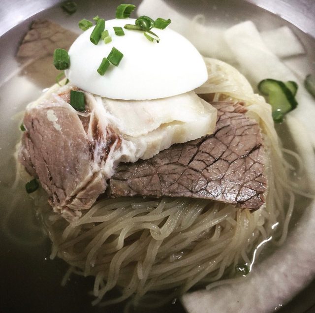 밍밍한듯 하면서도 국물을 마시면 입 안에서 깊은 향이 퍼지는 장충동 평양면옥.