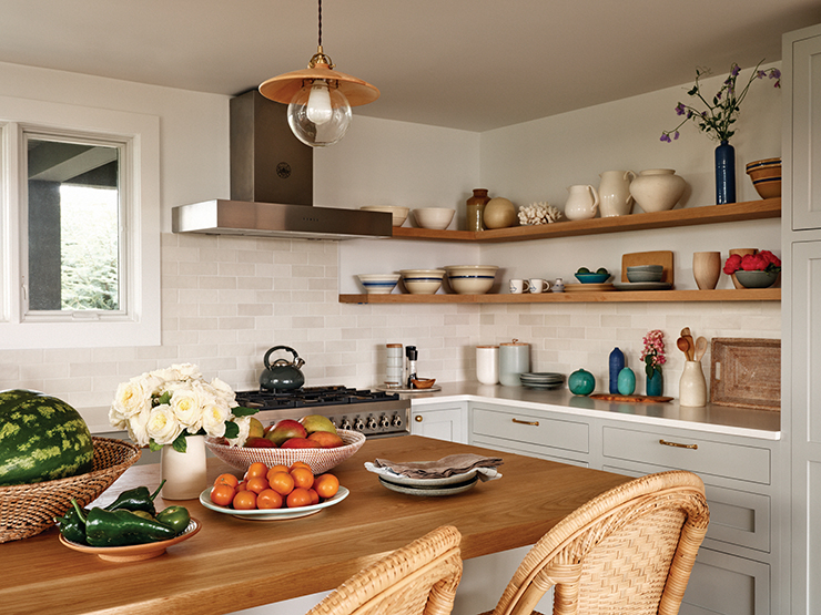 부엌 선반에 있는 여러 가지 꽃병은 Bloomist, 그 외는 나오미 와츠 소장품.