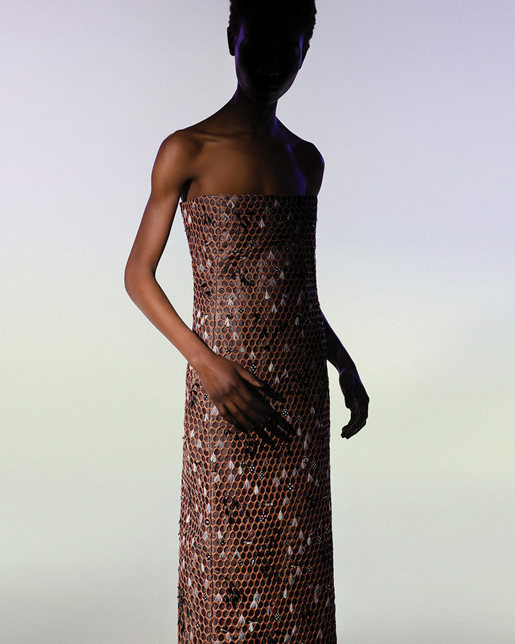 섬세한 깃털 장식이 돋보이는 2022 S/S 컬렉션의 드레스. 