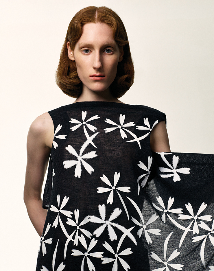  ‘Cover’를 주제로 한 이번 시즌의 블랙 드레스.