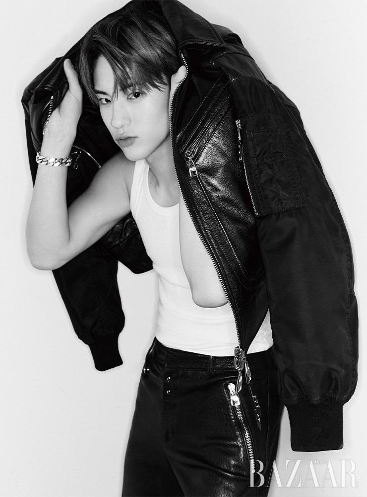 레더 블루종, 레더 팬츠, 톱은 모두 Alexander McQueen.