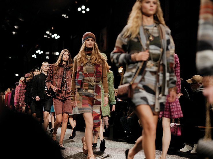 톤다운된 컬러 팔레트 속에서 공방 장인들의 섬세한 터치를 느낄 수 있는 디테일들.