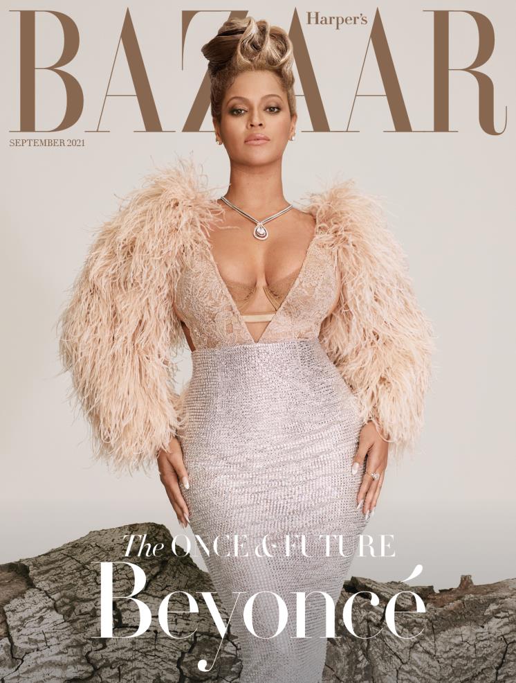 드레스는 Gucci, 귀걸이와 목걸이는 Tiffany & Co. 반지는 Tiffany & Co. Schlumberger. 