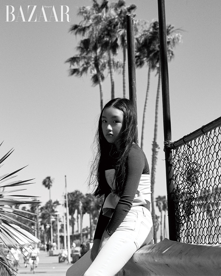 러플 톱, 팬츠는 Zara. 티셔츠는 스타일리스트 소장품. 