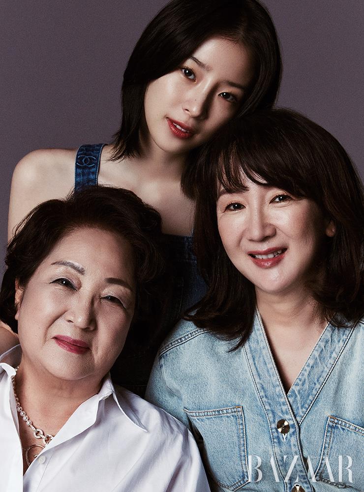 아이린과 엄마가 입은 데님 룩은 모두 Chanel. 할머니가 입은 셔츠는 Ports 1961. 목걸이는 에디터 소장품.