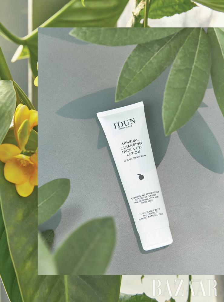 Idun Minerals 미네랄 클렌징 페이스 & 아이 로션 3만4천원.