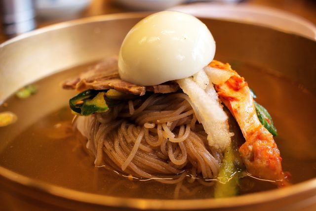 닭육수의 향이 일품인 평가옥.