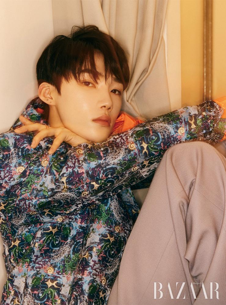 프린트 자카드 재킷, 블루종, 팬츠는 모두 Dior Men.