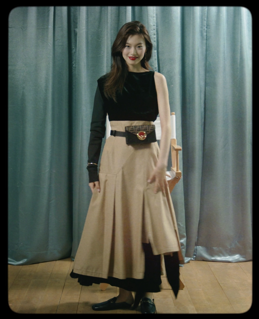 드레스 안에 입은 언밸런스 톱은 Juun.J, 트렌치 소재의 클래식한 스커트는 3.1 Phillip Lim , 귀고리와 뱅글은 Tiffany & Co.,  밸트백은 Fendi,  블로퍼는 Isabel Marant 제품. 