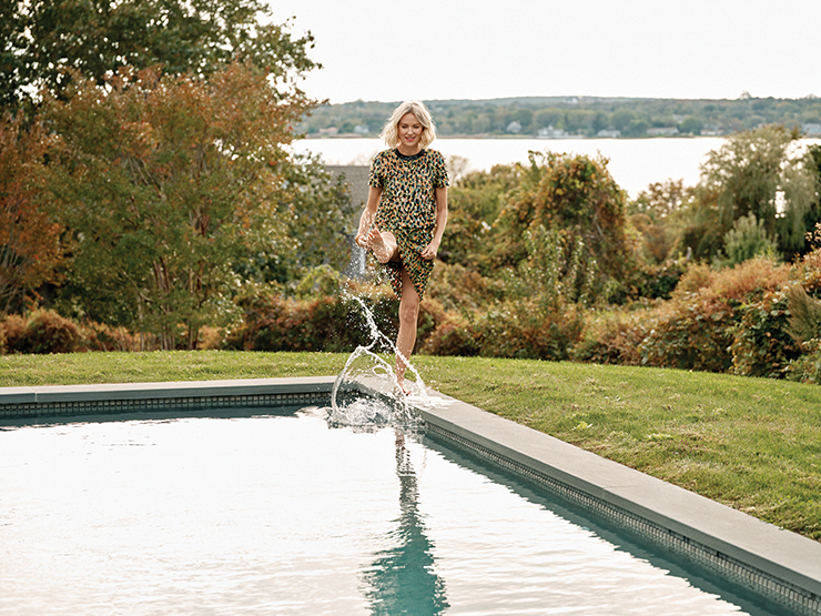 톱, 스커트는 Dior.