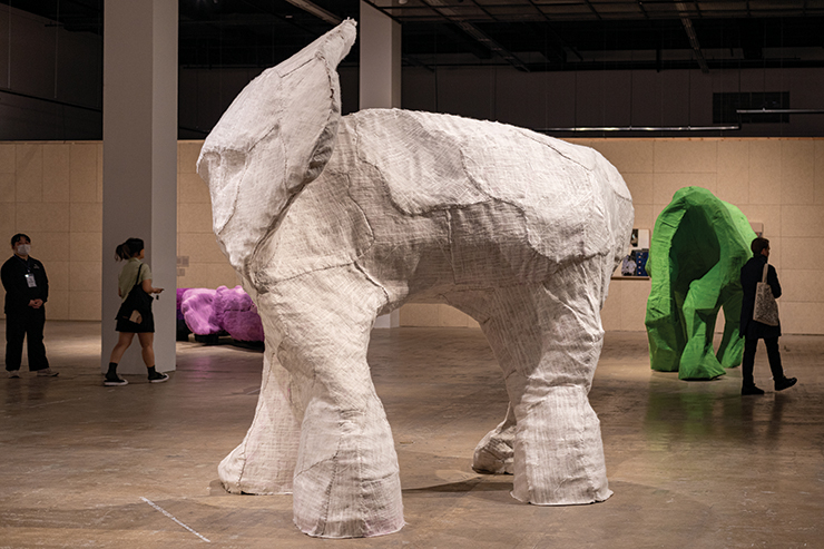 Oum Jeongsoon, <Elephant without trunk>, 2023, Iron sheet, wool, fabric, 300x274.1x307.4cm. Commissioned by the 14th Gwangju Biennale. Image courtesy of the artist. 올해 처음 제정된 ‘광주비엔날레 박서보 예술상’을 수상한 엄정순의 <코 없는 코끼리>. ‘장님 코끼리 만지기’ 프로젝트의 일환으로 시각장애 학생들이 청각과 촉각, 후각으로 느낀 코끼리 조형물을 작가의 스타일로 재해석하고 대형화한 설치작품이다. 코가 사라진 코끼리 형상은 전형성에 가려지거나 배제되었던 존재를 드러내며 사회적 결핍을 포용의 가능성으로 전환한다. 