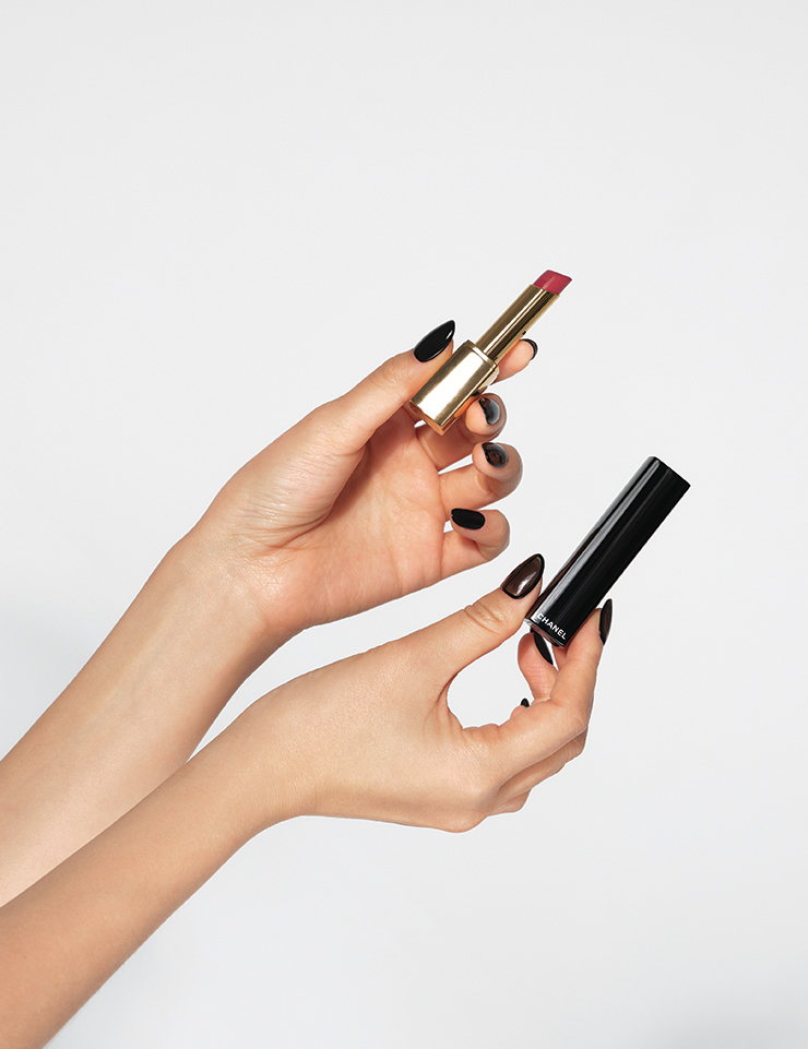 Chanel 루쥬 알뤼르 렉스트레, 864 테라코타 레드 6만7천원. 