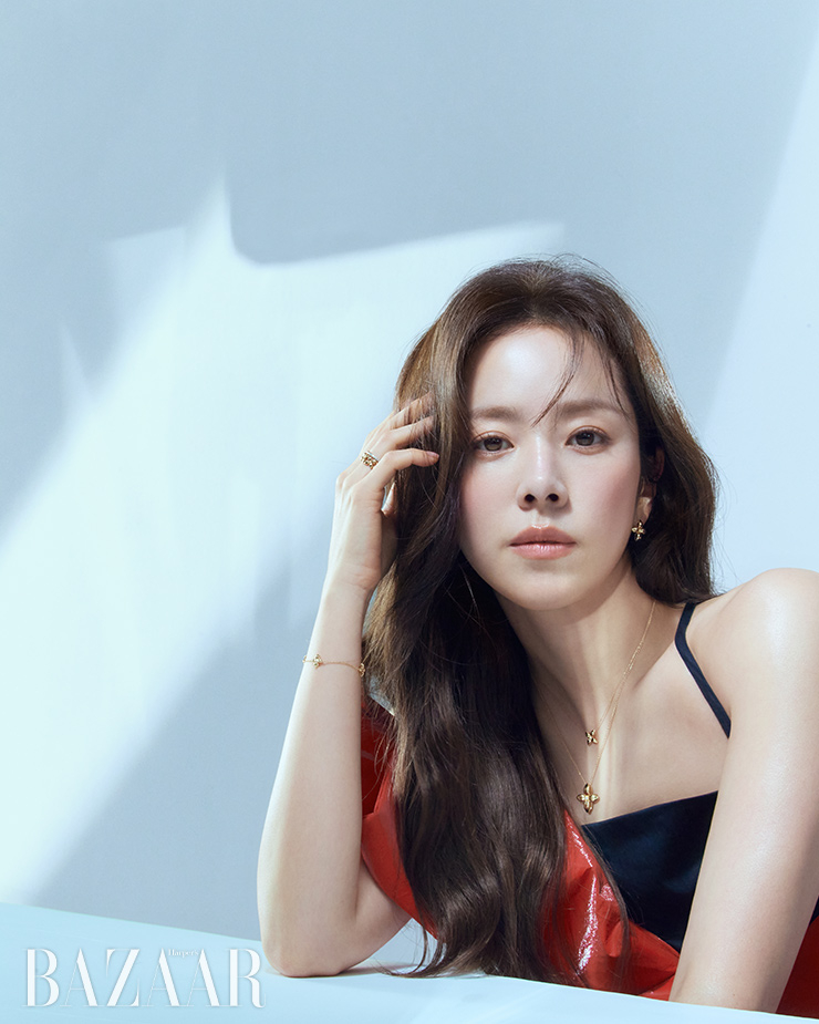 다이아몬드를 장식한 18K 옐로 골드 소재의 펄시피아 귀고리 92만원, 펄시피아쁘띠 펜던트 29만원, 펄시피아 펜던트 59만원, 펄시피아 쁘띠 팔찌 75만원, 다이아몬드를 장식한 18K 핑크 골드 소재와 플래티넘 소재의 투오브하트 0.01캐럿 겹반지 1백75만원, 다이아몬드 장식의 18K 옐로 골드 소재 펄시피아 반지 94만원 모두 Golden dew.