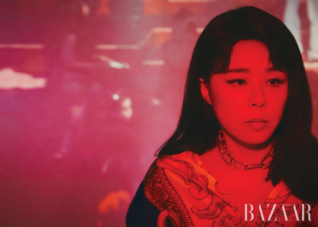 셔츠는 Versace. 체인 목걸이는 Portrait Report. 