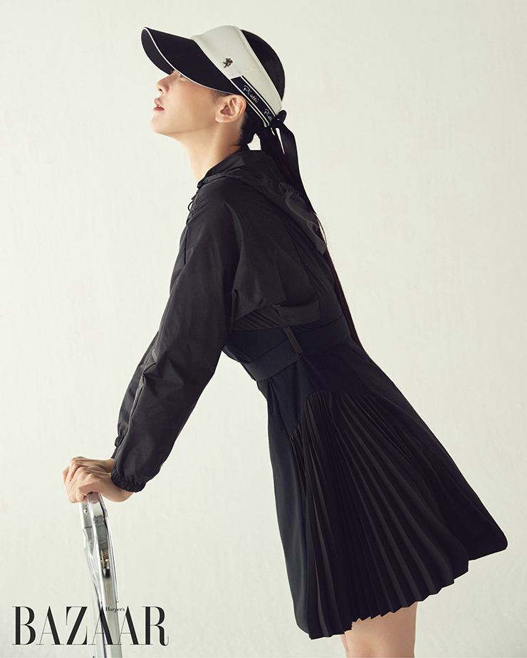  원피스는 70만원대, 이너로 입은 하이넥 톱은 20만원대, 선 바이저는 10만원대 모두 Piretti.