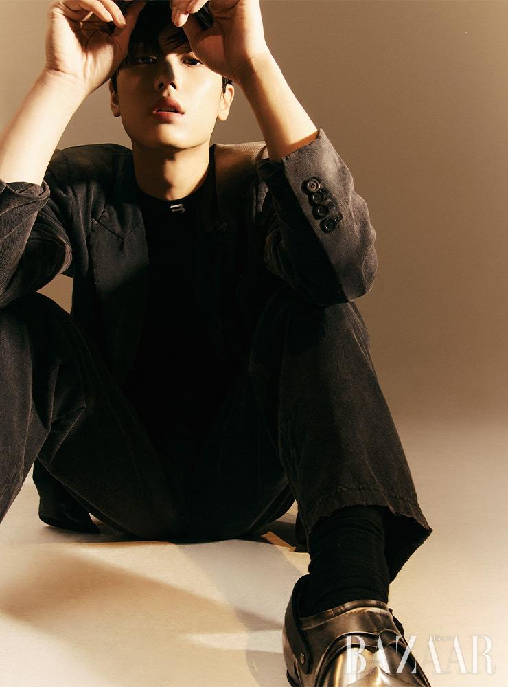 재킷, 톱, 팬츠, 볼캡, 슈즈는 모두 Balenciaga.