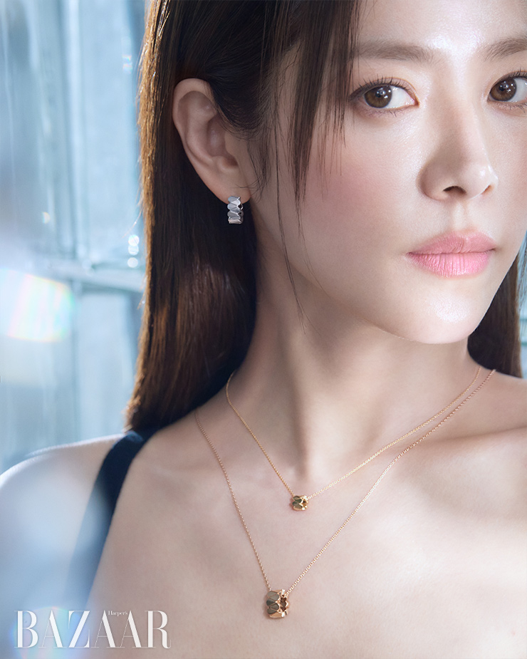 18K 화이트 골드 소재의 듀이터널스 귀고리 1백3만원, 18K 옐로 골드 소재의 듀이터널스 (S) 펜던트 35만원, 18K 핑크 골드 소재 듀이터널스 펜던트 83만원 모두 Golden dew.