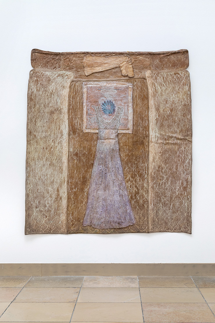 하이디 부허, <안나 만하이머와 타겟>, 1975, 텍스타일, 라텍스, 종이, 자개 안료, 213x200x3cm. 제공: 하이디 부허 에스테이트