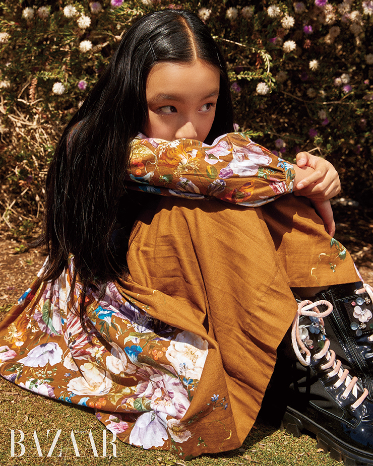 드레스는 Molo. 부츠는 Monnalisa.